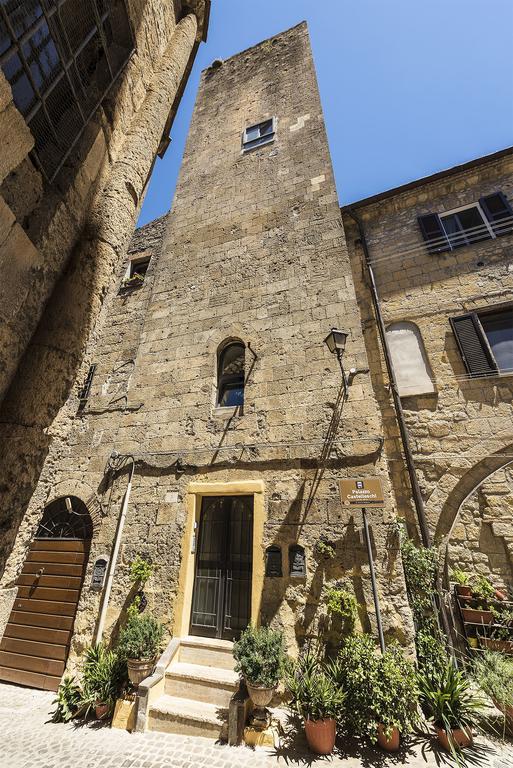 Palazzo Castelleschi Villa ตาร์กวิเนีย ภายนอก รูปภาพ